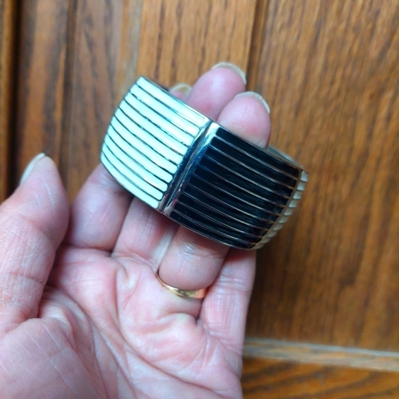 Vintage* 80s Silver-tone Black & White Striped Enamel Statement Bangle - Picture 1 of 3